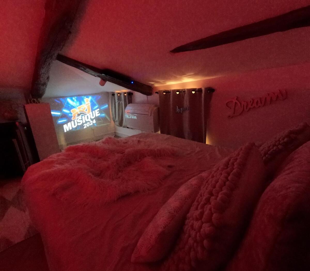 Escapadeveyloise-nuit Romantique-spa-cine-champagne Apartment